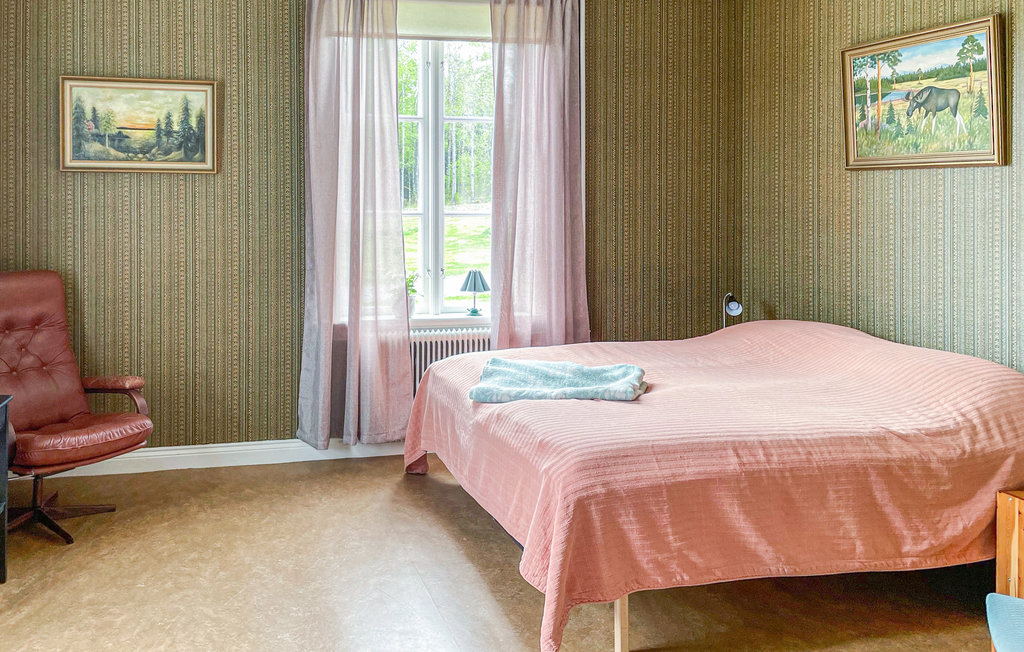 Mooi ruim huis midden in de natuur op de grens met Noorwegen.

Dit huis is gebouwd in 1880 en wordt gekenmerkt door zijn rustieke en huiselijke details. Een enorme accommodatie die u en uw familie gen..