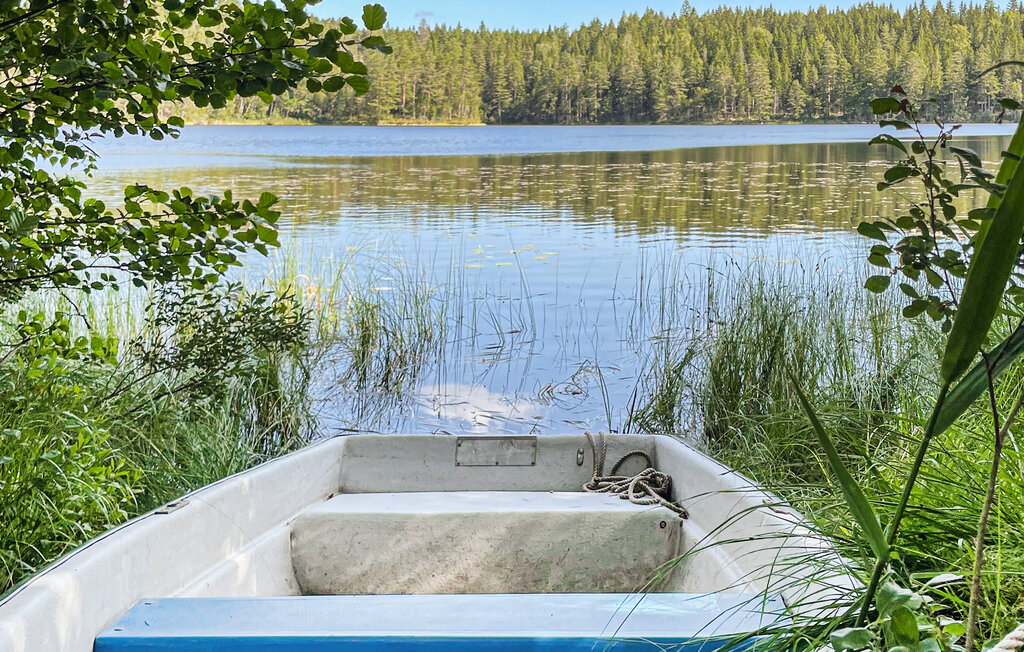 Willkommen in dieser schönen Unterkunft mit großem Grundstück und nur 150 Meter zum See, wo ein kleines Ruderboot auf Sie wartet. 

Vom großen Grundstück und der Terrasse aus können Sie die male..