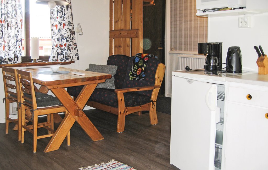 Mit einer Panoramaaussicht auf Berg und Tal liegt dieses schöne und behaglich eingerichtete Ferienhaus für eine kleinere Familie. Gut sind Ausflugsziele, beerenreiche Gebiete und Angelgelegenheiten ..