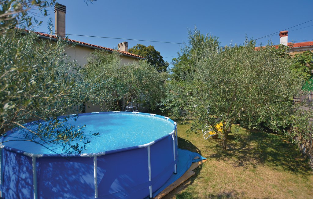 Dieses alte und renovierte Steinhaus im Koper Hinterland im kleinem Dorf Pomjan besteht aus mehreren, von außen erreichbaren Räumen. Die Wohnzimmern und Schlafzimmer 2 sind nur von außen zu erreich..