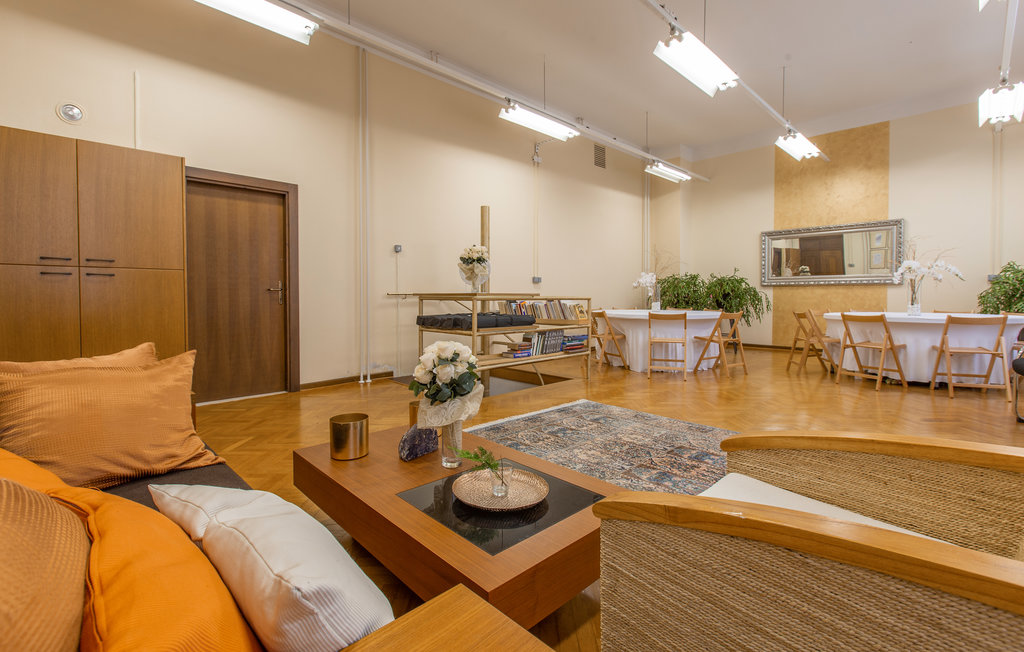 Deze fantastische villa met privézwembad verwelkomt je op een heuvel met verreikend uitzicht over het platteland van iarija.

Kom binnen in de zeer ruime villa, die jou, je uitgebreide familie of fam..