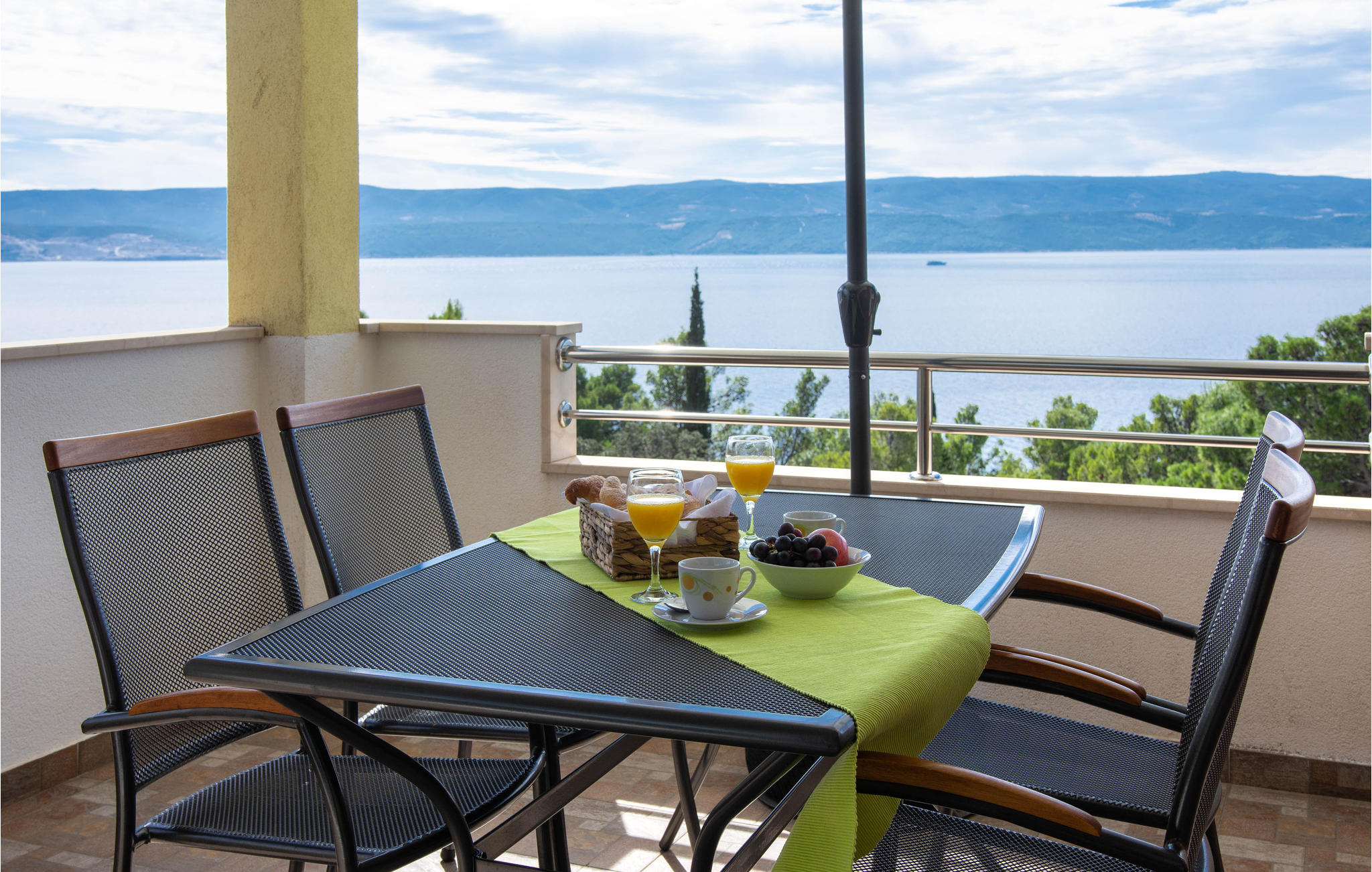 Vakantiehuis met zwembad in Omis-Lokva Rogoznica (Kroatië) voor 8 personen