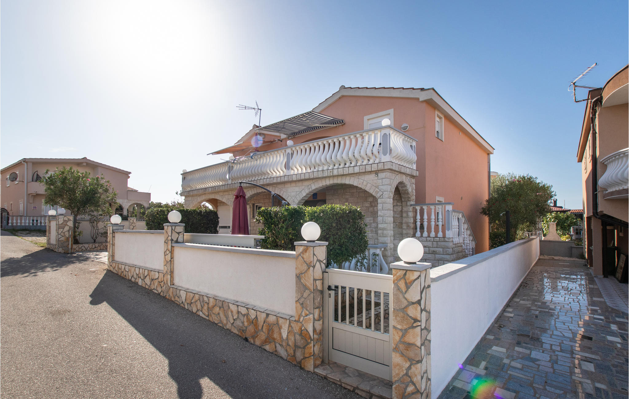 Vakantiehuis met omheinde tuin in Vir (Kroatië) 1 hond is welkom
