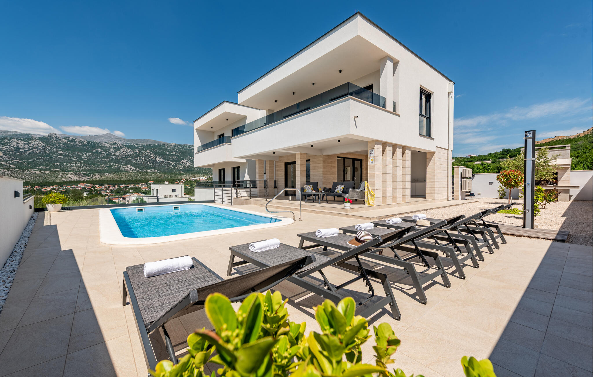 Vakantiehuis met privé zwembad in Starigrad Paklenica-Rovanjska (Kroatië) voor 8 personen