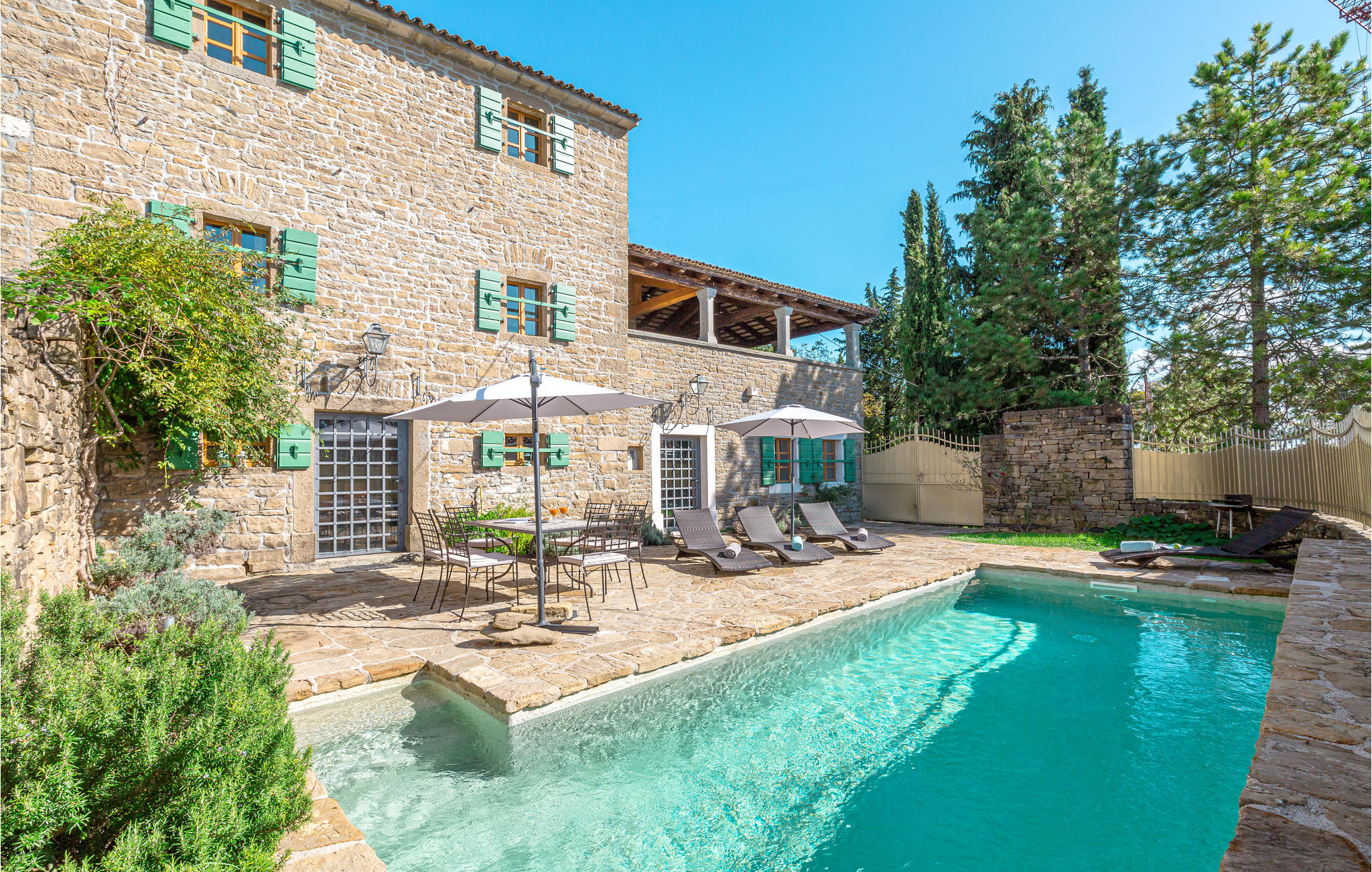 Vakantiehuis met omheinde tuin in Groznjan-Donji Kalcini (Kroatië) 2 honden zijn welkom