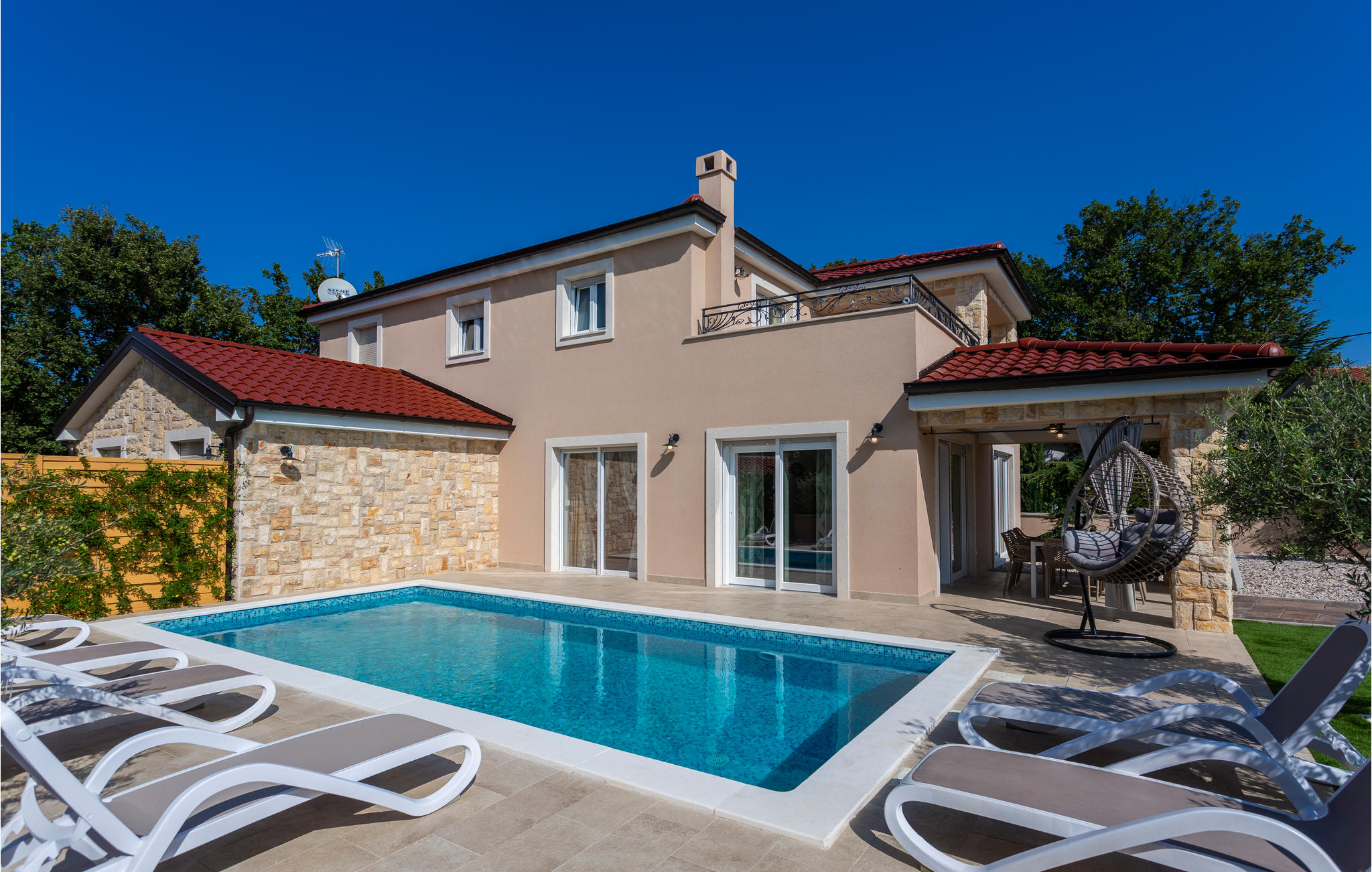 Vakantiehuis met omheinde tuin in Krk-Pinezici (Kroatië) 1 hond is welkom