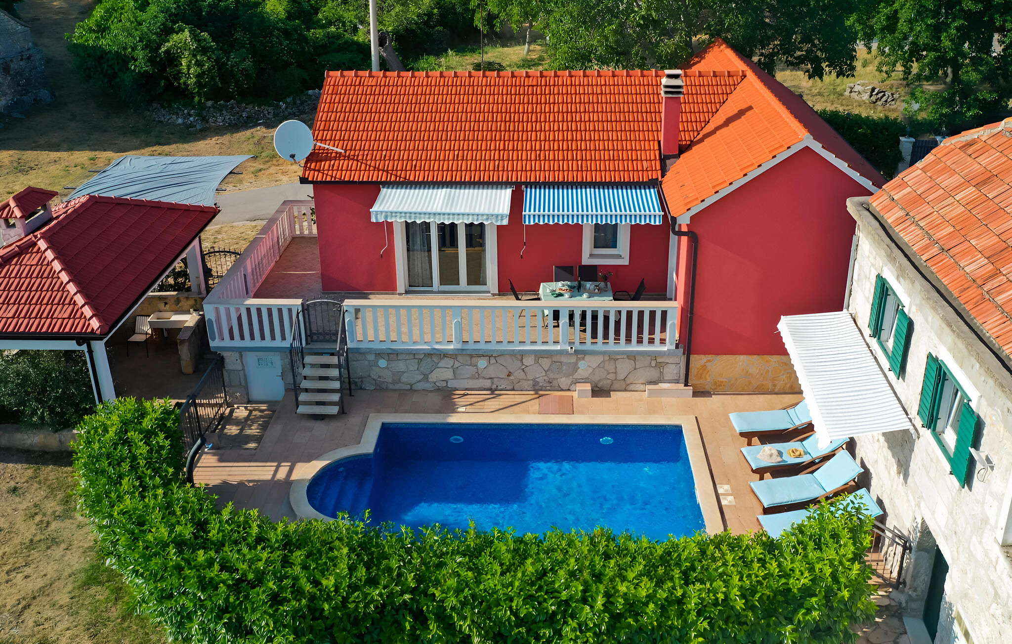 Vakantiehuis met omheinde tuin in Omis - Kresevo (Kroatië) 2 honden zijn welkom