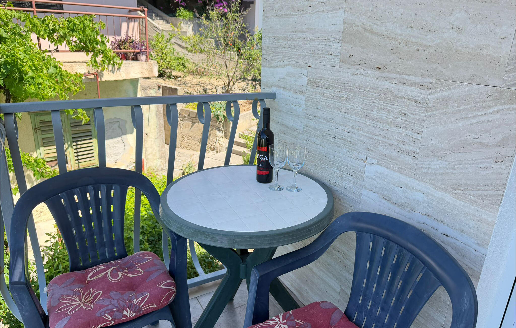 Vakantiehuis met omheinde tuin in Omis (Kroatië) 2 honden zijn welkom