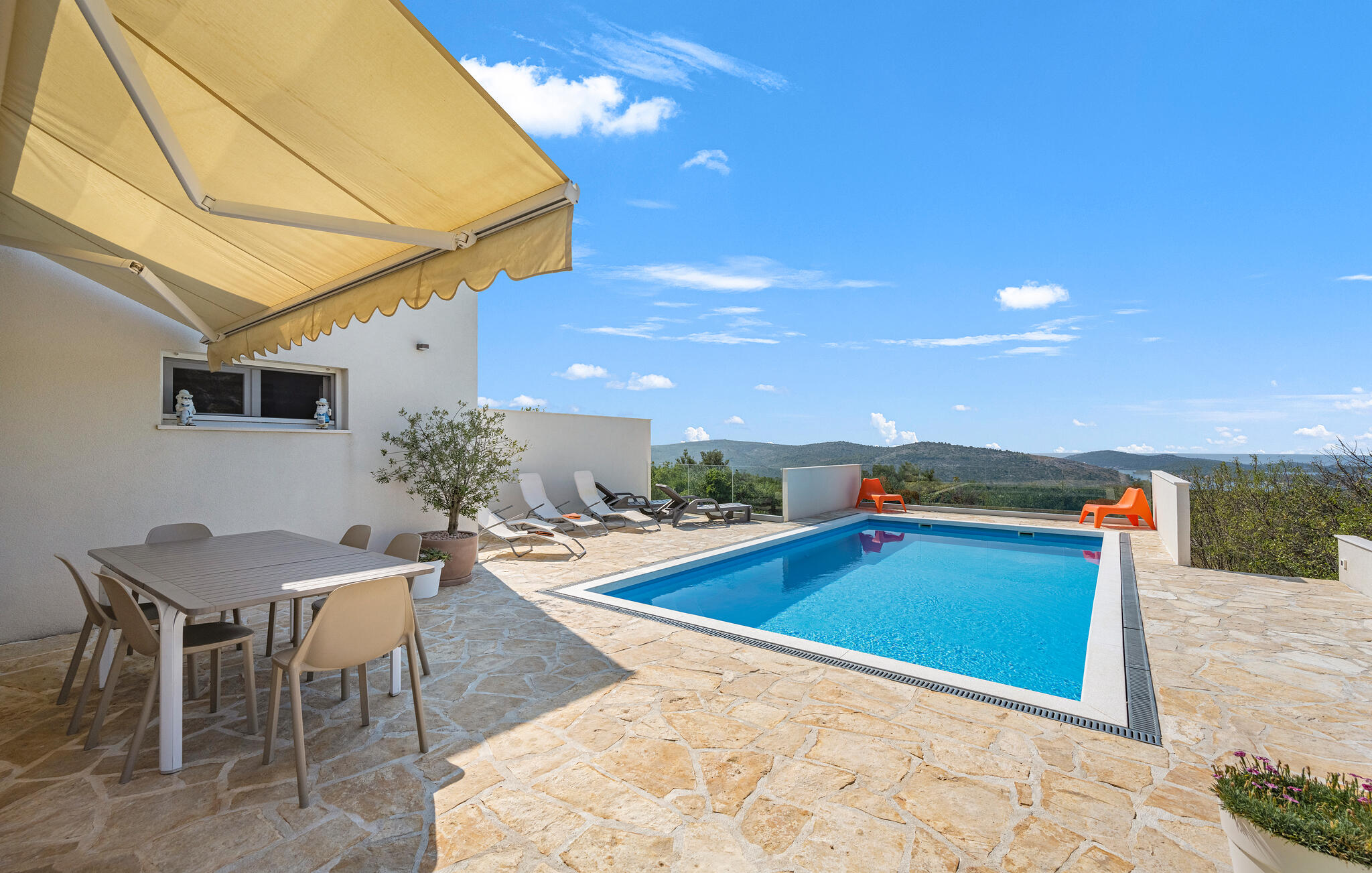 Vakantiehuis met privé zwembad in Rogoznica-Jarebinjak (Kroatië) voor 8 personen