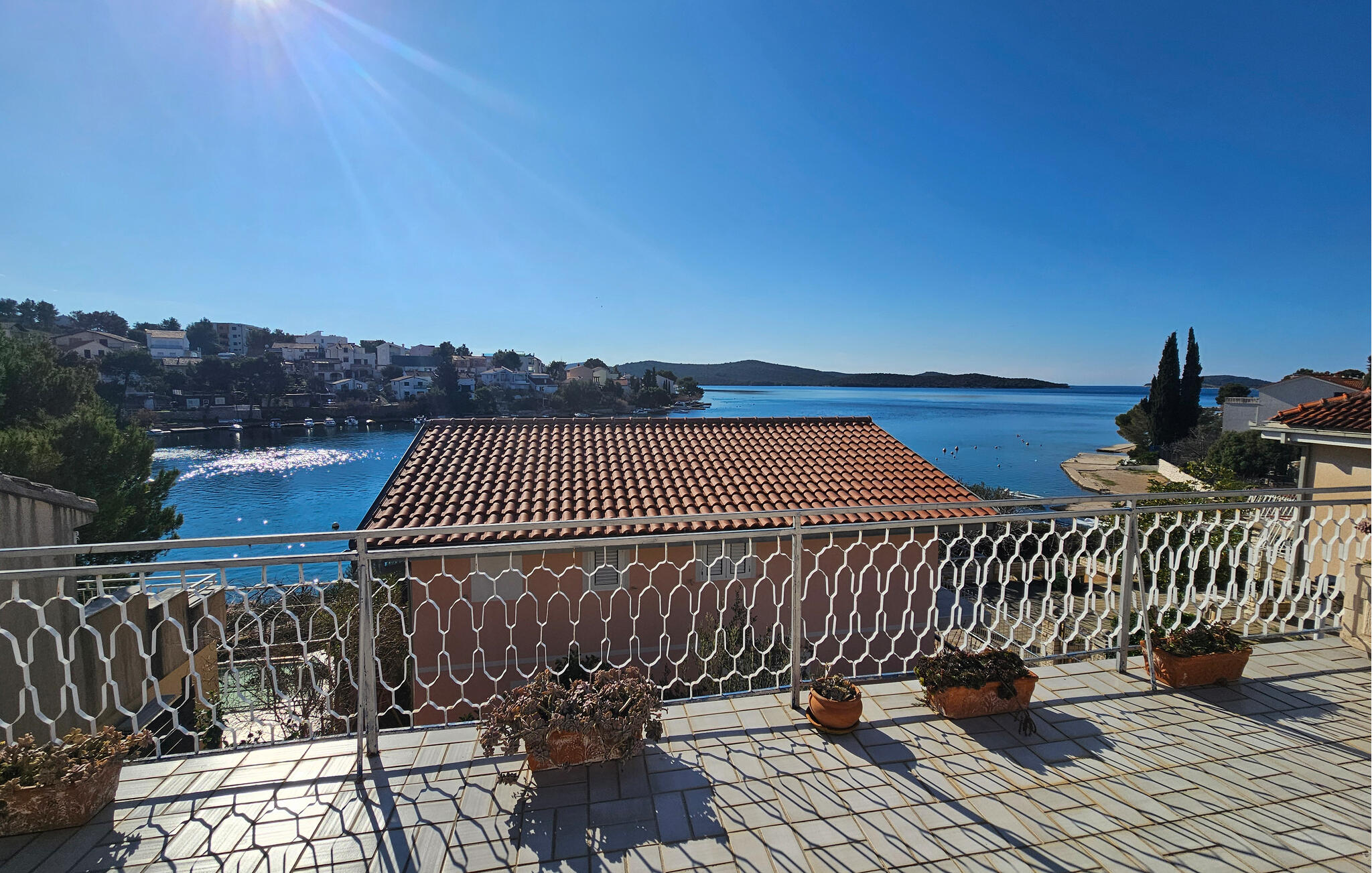 Ferienhaus mit umzäuntem Garten in Sibenik-Zaboric (Kroatien) und 2 Hunde erlaubt