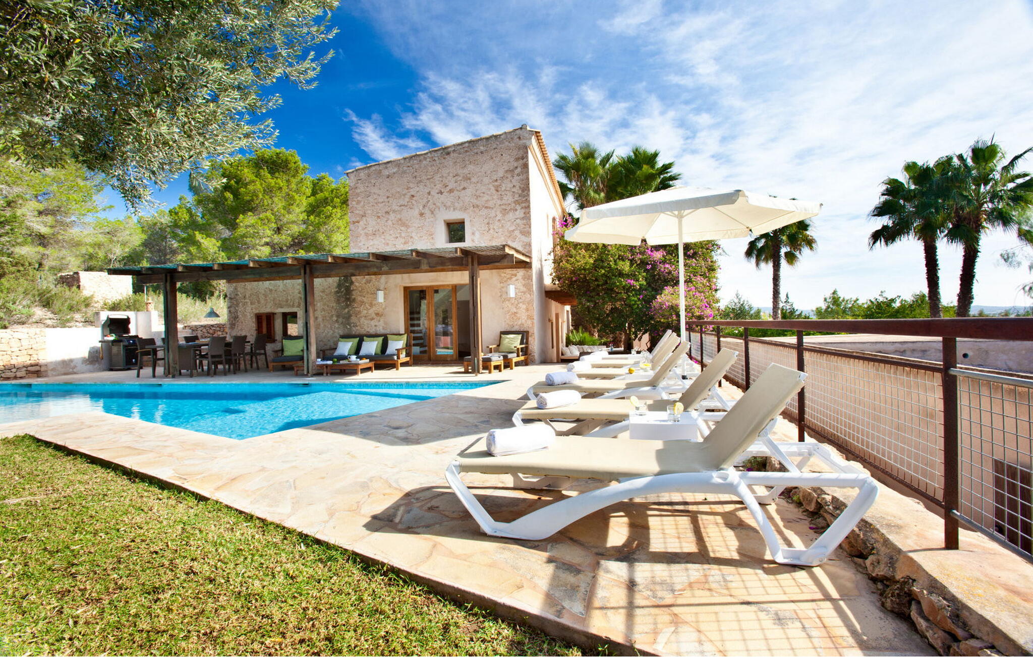 Vakantiehuis met omheinde tuin in VILLA LA ENCINA-  Sant Josep de Sa Talaia (Spanje) 2 honden zijn welkom