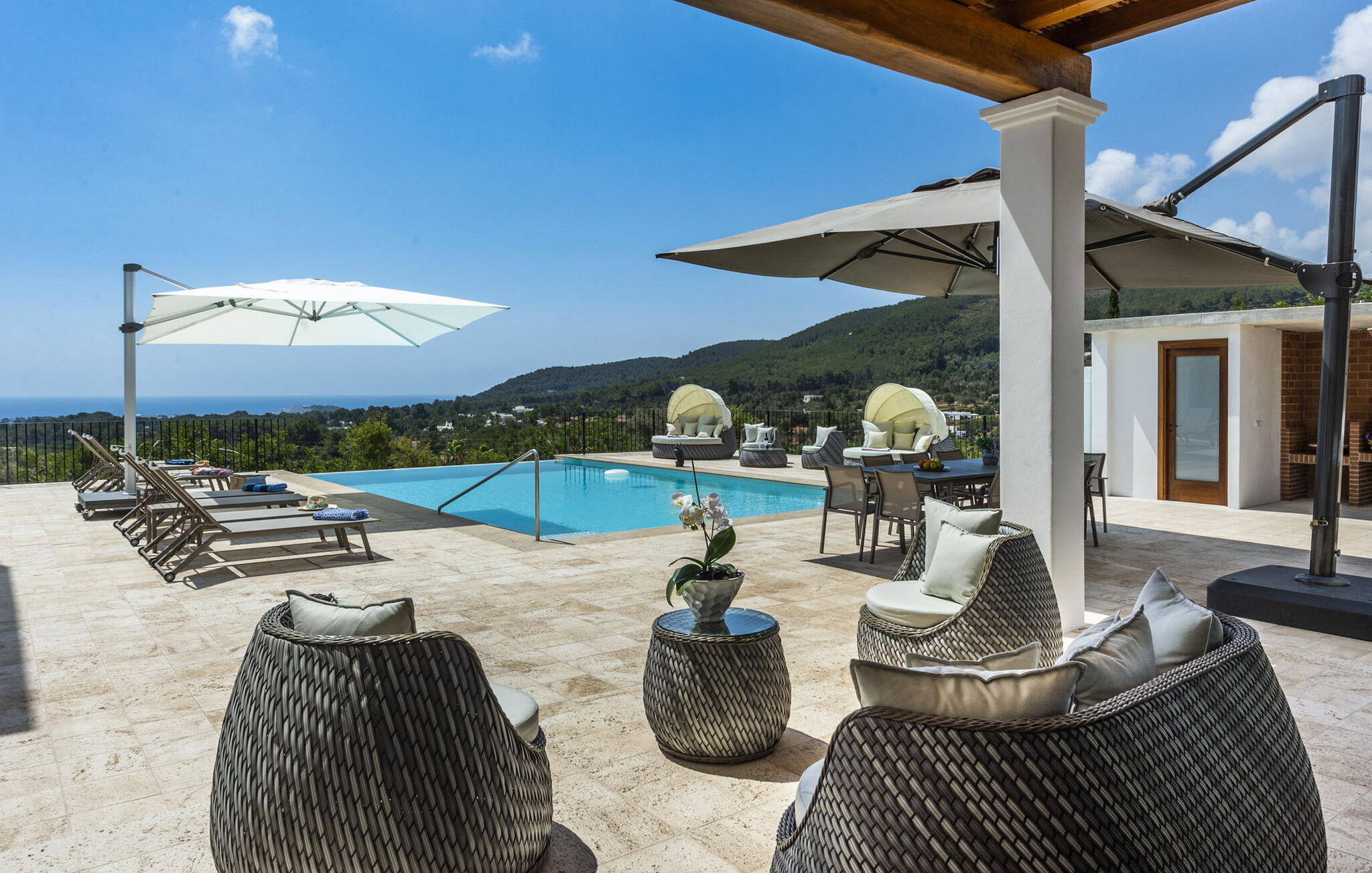 Vakantiehuis met omheinde tuin in VILLA RAMONA-  Santa Eulalia des Riu (Spanje) 1 hond is welkom