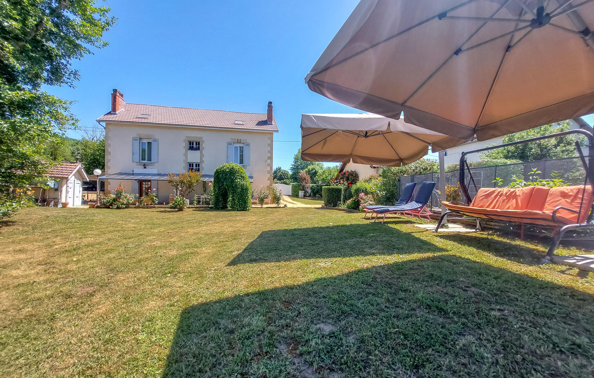 Ferienhaus mit umzäuntem Garten in Couze-et-Saint-Front (Frankreich) und 2 Hunde erlaubt