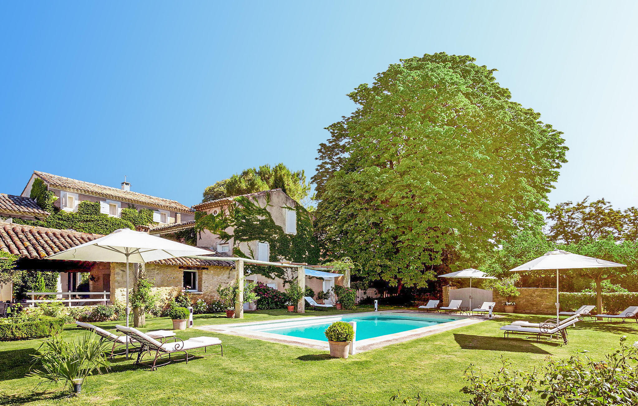 Vakantiehuis met omheinde tuin in Robion (Frankrijk) 3 honden zijn welkom