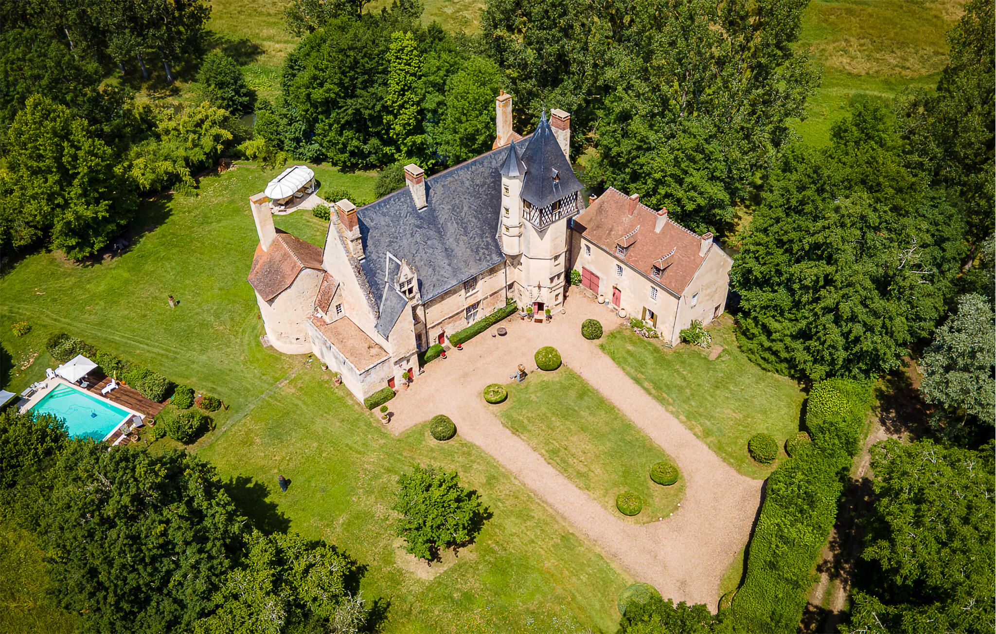 Vakantiehuis met privé zwembad in Château de Villemenant (Frankrijk) voor 15 personen