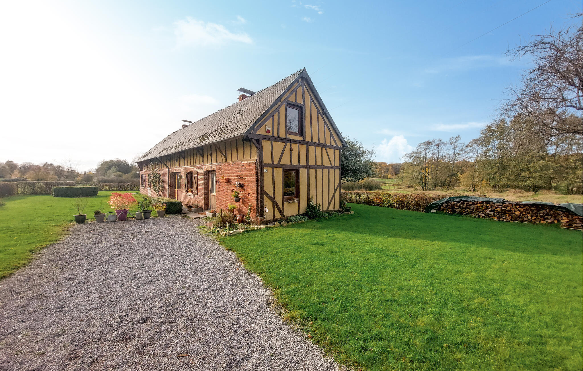 Ferienhaus mit umzäuntem Garten in La Neuville-aux-Joutes (Frankreich) und 2 Hunde erlaubt