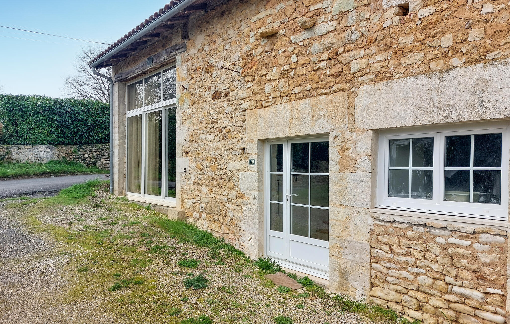 Ferienhaus mit umzäuntem Garten in Saint-Gourson (Frankreich) und 1 Hund erlaubt