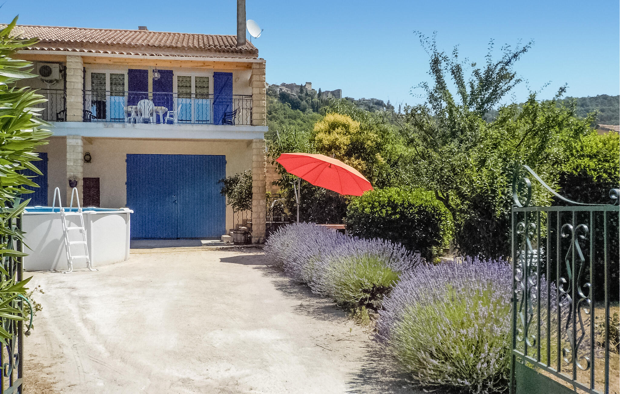 Ferienhaus mit umzäuntem Garten in Cornillon (Frankreich) und 1 Hund erlaubt