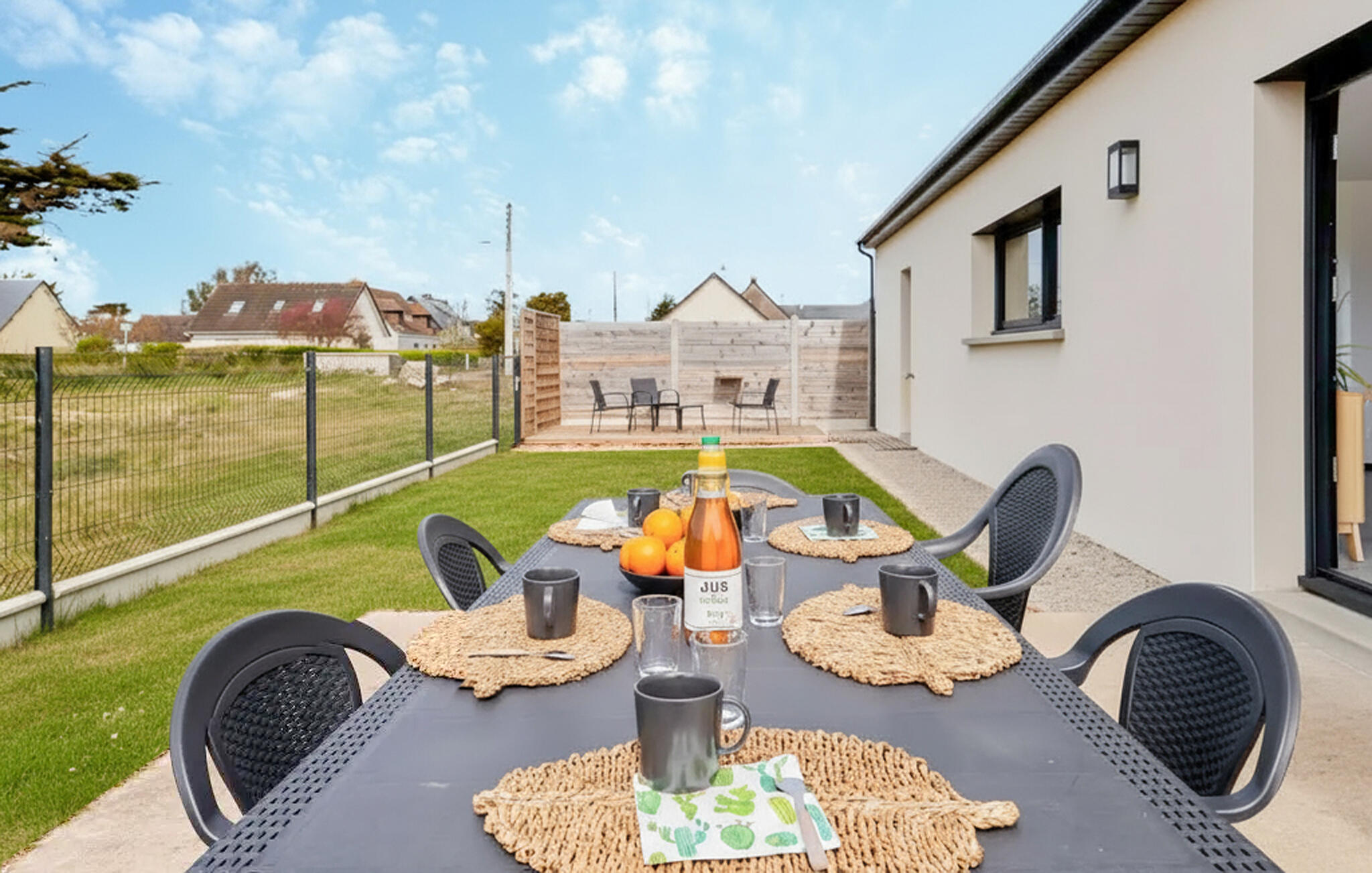 Ferienhaus mit umzäuntem Garten in Saint Germain sur Ay (Frankreich) und 1 Hund erlaubt