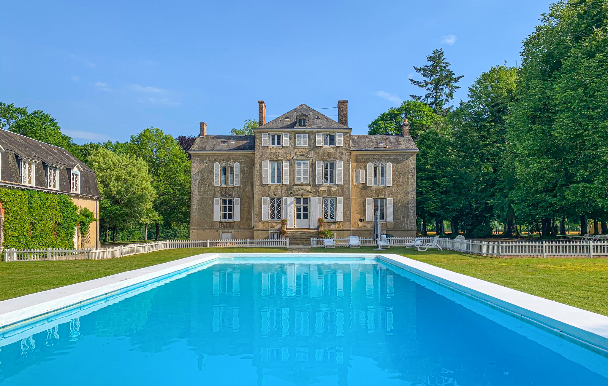 Vakantiehuis met privé zwembad in St Michel de Chavaignes (Frankrijk) voor 17 personen