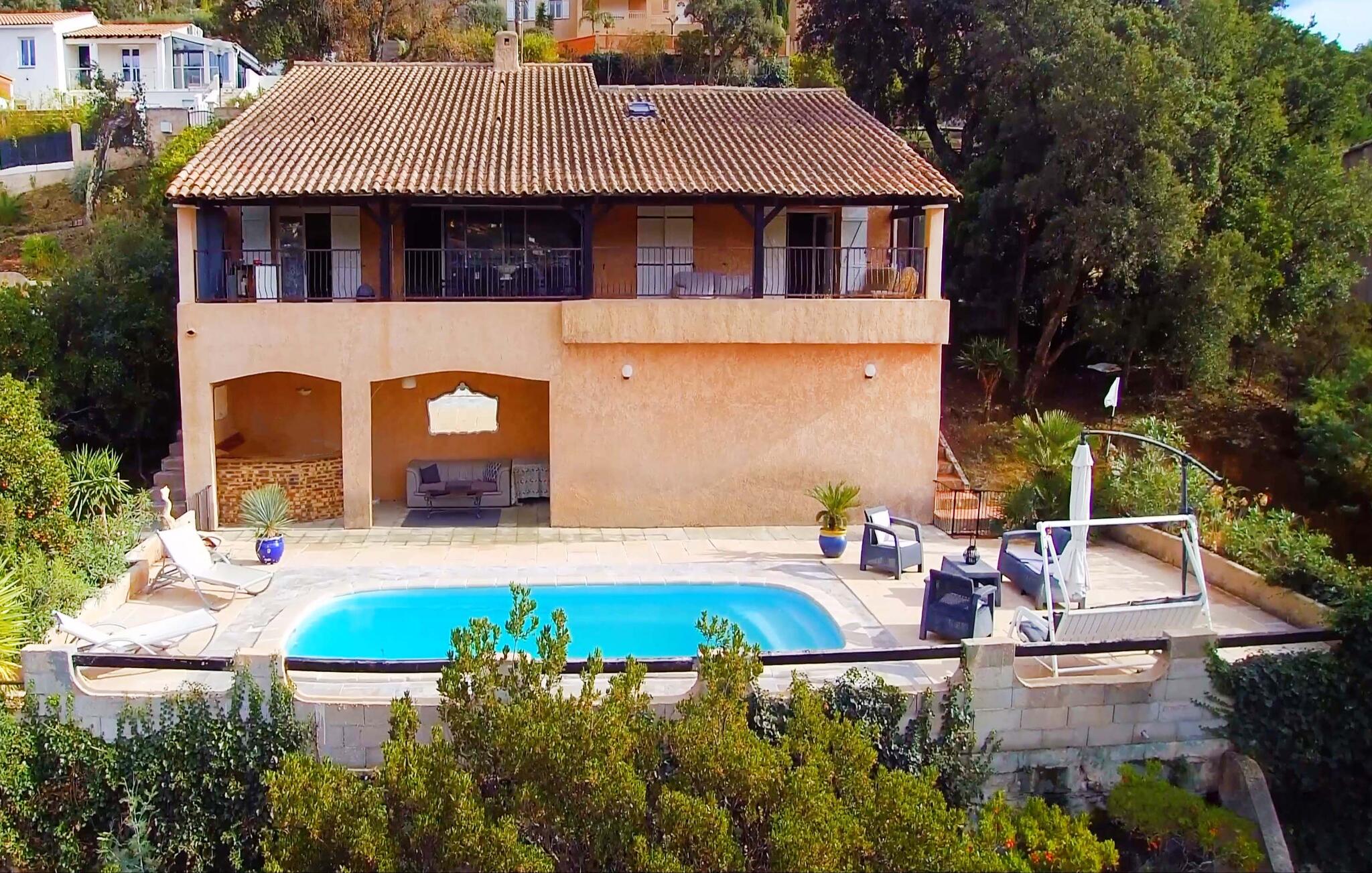 Vakantiehuis met omheinde tuin in Corniche de l%$&occident (Frankrijk) 1 hond is welkom