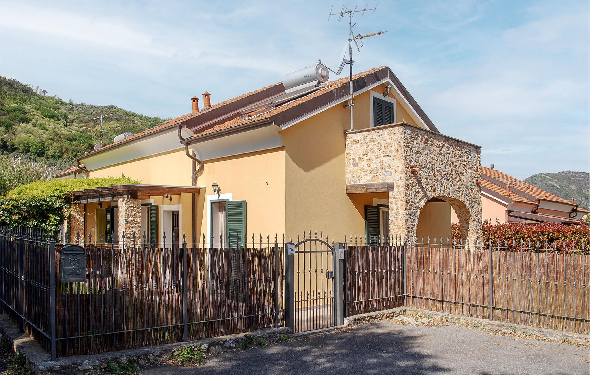 Ferienhaus mit umzäuntem Garten in Cisano sul Neva (Italien) und 2 Hunde erlaubt