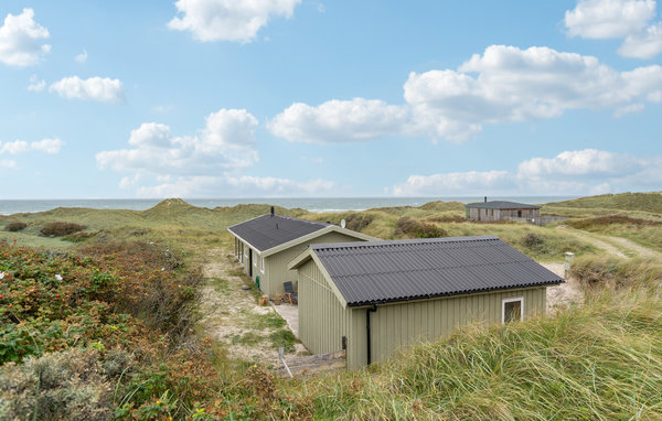 Breng een heerlijke vakantie door aan zee in dit uitnodigende vakantiehuis.

Als je de zee wilt zien terwijl je ontbijt, dan is dit de plek voor jou. Het huis verwelkomt je midden in een schilderachti..