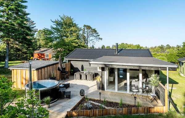 Erleben Sie eine erholsame Auszeit in diesem kinderfreundlichen Ferienhaus mit finnischem Holzbad.

Eingebettet in ein gepflegtes Gartengrundstück, heißt Sie diese komfortable Ruheoase willkommen, i..