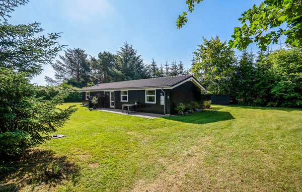 Erleben Sie einen entspannten Urlaub in diesem gemütlichen Ferienhaus in Strandnähe. 

Gönnen Sie sich eine Auszeit in diesem einladenden Ferienhaus, das durch seine klare Gestaltung und behagliche..