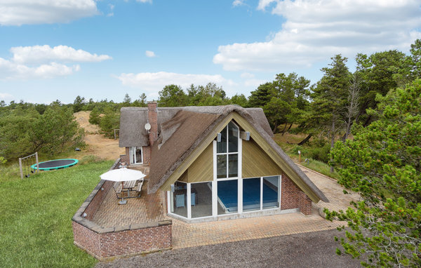 Schönes, gemütliches Ferienhaus, zentral in Blåvand gelegen. Mit seinem Reetdach passt es gut in die Natur. Das Haus enthält einen großen Poolraum, der stundenlangen Spass garantiert. Vom großen..