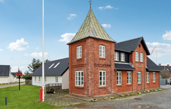 Ruim vakantiehuis met toren op een geweldige locatie aan het zandstrand.

Reis met je gezin of familie naar Vorupör en breng je vakantie door in dit uitnodigende huis dat aan al je wensen zal voldoen..