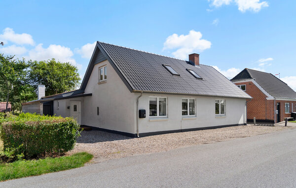 Genießen Sie eine erholsame Auszeit in diesem großzügigen Ferienhaus in Meeresnähe. 

Dieses stilvoll eingerichtete Ferienhaus überzeugt mit seiner freundlichen und komfortablen Atmosphäre, in d..