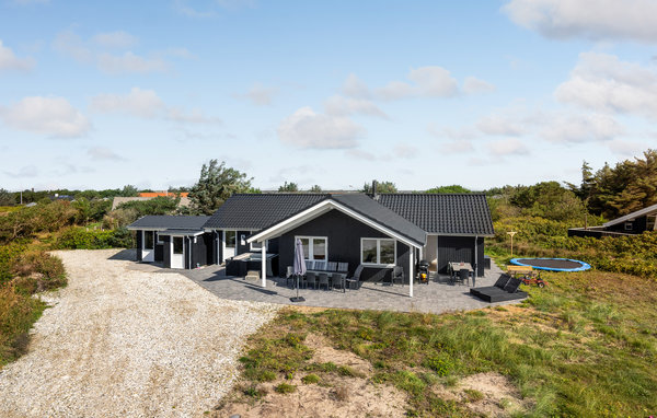 Extra groot vakantiehuis in Agger.

Welkom in dit vakantiehuis dat niets te wensen overlaat voor een vakantie met vrienden of familie. Het huis biedt alles wat u nodig heeft voor een perfecte vakantie..