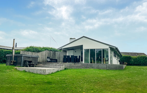 Sanftes Tageslicht erfüllt dieses Küstenrefugium. Auf erhöhtem Gelände gelegen, genießt das Haus einen großartigen Panoramablick auf die umliegende Landschaft und die Küstenlinie. Im Inneren wi..