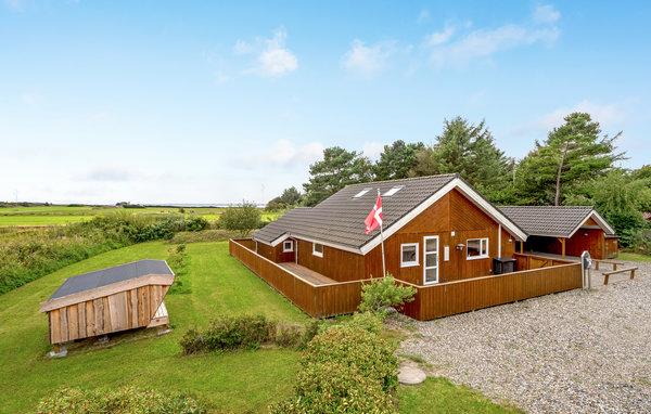 Bijzonder presentabel vakantiehuis uit hout in natuurschoon gebied. Het ligt op een gedeeltelijk beplante natuurgrond dicht bij de ingesloten baai Nissum Bredning en de Skibsted Fjord.