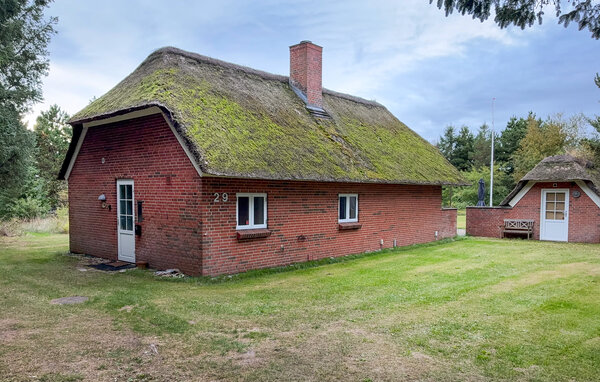 Machen Sie es sich in diesem attraktiven Ferienhaus gemütlich, in dem farbenfrohe Kunstwerke, helle Möbel und weiß gestrichene Backsteinwände ein unverwechselbares Ambiente schaffen. Der helle Woh..