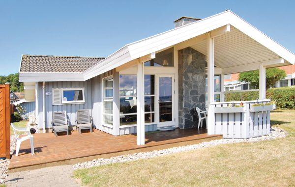 Genießen Sie einen wunderbaren Blick auf das Meer in diesem komfortablen Ferienhaus!<br/><br/>In der ersten Reihe zum Strand und mit Panoramaaussicht auf die Bucht Binderup erwartet Sie dieses Ferien..