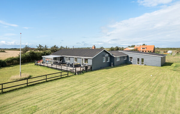 Erleben Sie dieses großzügige Ferienhaus mit viel Platz, privatem Wellnessbereich und zahlreichen Aktivitäten.

Verbringen Sie Ihre Auszeit in diesem modern ausgestatteten Ferienhaus mit Platz für..