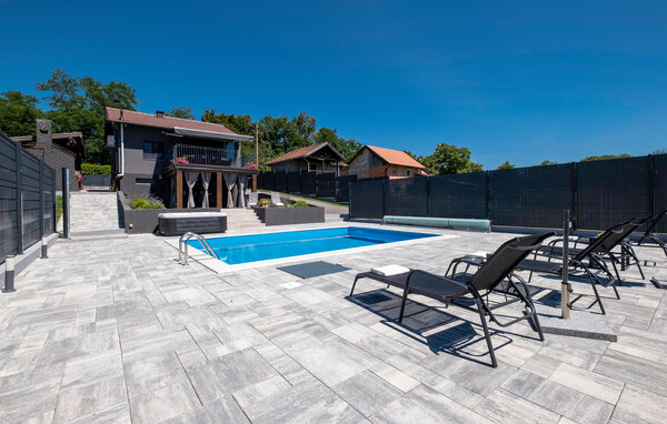 Laat je betoveren door het prachtige landschapspanorama in dit kindvriendelijke vakantiehuis met zwembad en whirlpool.

In het hart van Kroatië verwelkomt dit moderne vakantiehuis je op een fantastis..