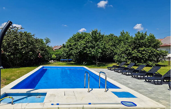 Trakteer jezelf op een welverdiende vakantie in dit ruime vakantiehuis met zwembad.

Niet ver van de bruisende stad Zagreb nodigt dit vakantiehuis met vele extra's je uit om te genieten van een zonnig..