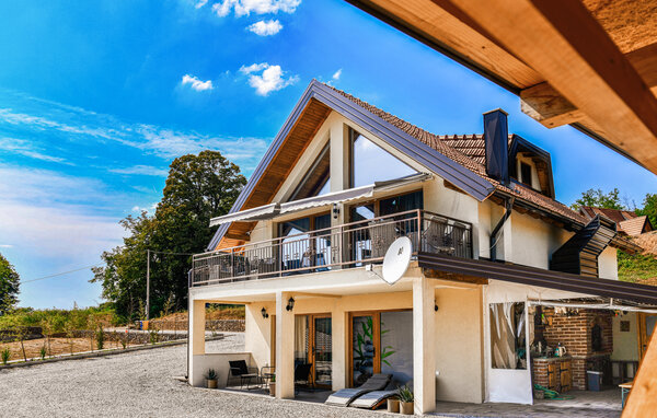 Ontdek een bijzondere Kroatische vakantiewoning waar een indrukwekkend gewelfd plafond met houten bekleding en een open entresol het interieur een warme, karaktervolle uitstraling geven. In de belangr..