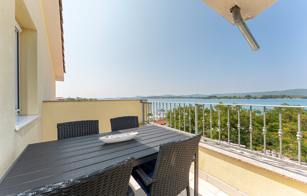 Freuen Sie sich auf einen herrlichen Strandurlaub in dieser komfortablen Ferienwohnung mit Meerblick.

Von dieser geräumigen und komfortabel ausgestatteten Ferienwohnung aus stehen Sie schon nach wen..