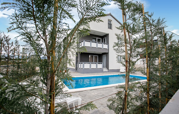 Erleben Sie entspannte Tage in dieser komfortablen Ferienwohnung mit Zugang zum Pool und erholen Sie sich vom Alltag.

Willkommen in dieser modernen und kinderfreundlichen Ferienwohnung, in der Sie ge..