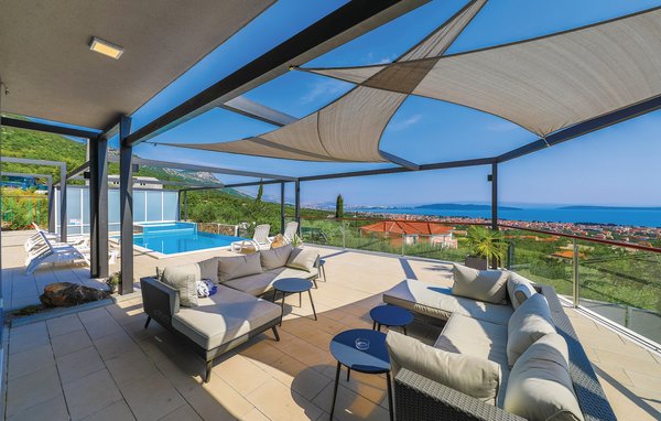 Breng een onvergetelijke vakantie door in dit luxe vakantiehuis in Kastel Novi aan de Adriatische Zee. Het uitzicht vanuit het huis is betoverend, terwijl u op het overdekte hoofdterras voor een groot..