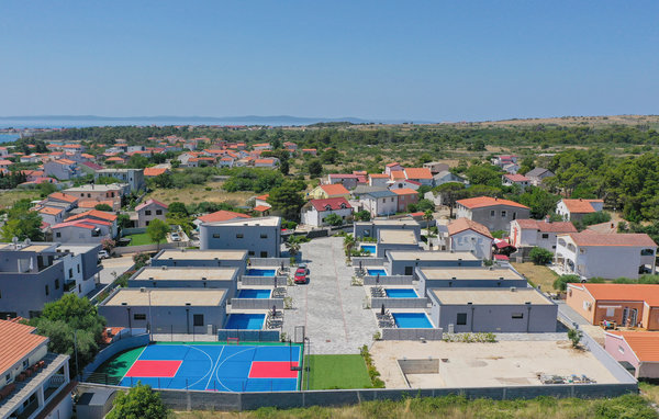 Modern vakantiehuis met whirlpool en sauna.

Dit comfortabele vakantiehuis met één verdieping ligt op het eiland Vir, dat door een brug met het vasteland is verbonden.

Het bestaat uit een keuken, e..