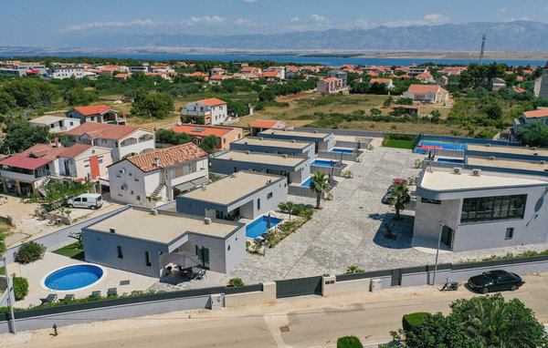 Modern vakantiehuis met whirlpool en sauna.

Dit comfortabele vakantiehuis met één verdieping ligt op het eiland Vir, dat door een brug met het vasteland is verbonden.

Het bestaat uit een keuken, e..