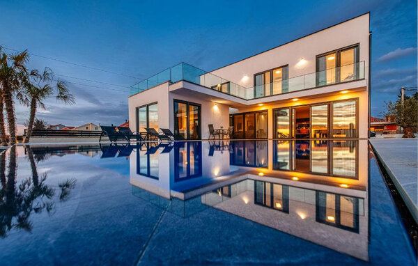 Breng een luxe vakantie door in dit exclusieve vakantiehuis met zwembad en laat het leven van alledag achter je.

Dit moderne huis verwelkomt je met een stijlvol design en een elegant ingericht interi..