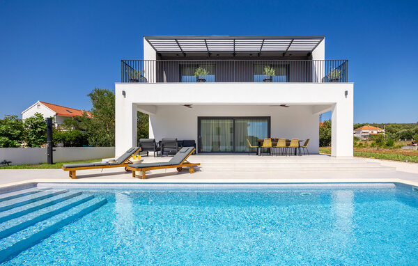Geniet van je vakantie in dit moderne en ruime vakantiehuis met zwembad.

Een vakantie vol comfort en elegantie wacht op je in dit moderne vakantiehuis in Sukosan. Het ruime, eenvoudig ontworpen inter..