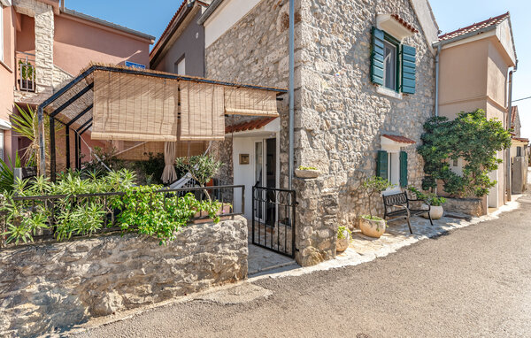 In dit vakantiehuis beleef je een vakantie vol ontspanning, cultuur en Kroatische gastvrijheid.

Breng een heerlijke vakantie door in dit unieke stenen huis in het hart van de oude stad Zaton, dat je ..