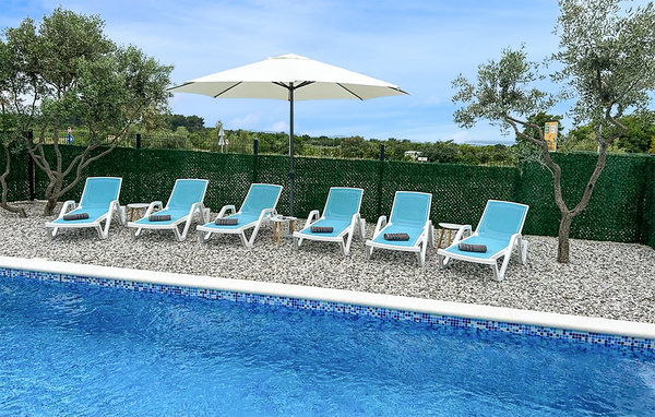 Modern vakantiehuis met privé zwembad.

Het vakantiehuis heeft 4 slaapkamers met volledige airconditioning, één op de begane grond en de andere boven. Op de begane grond vindt u het hart van het hu..